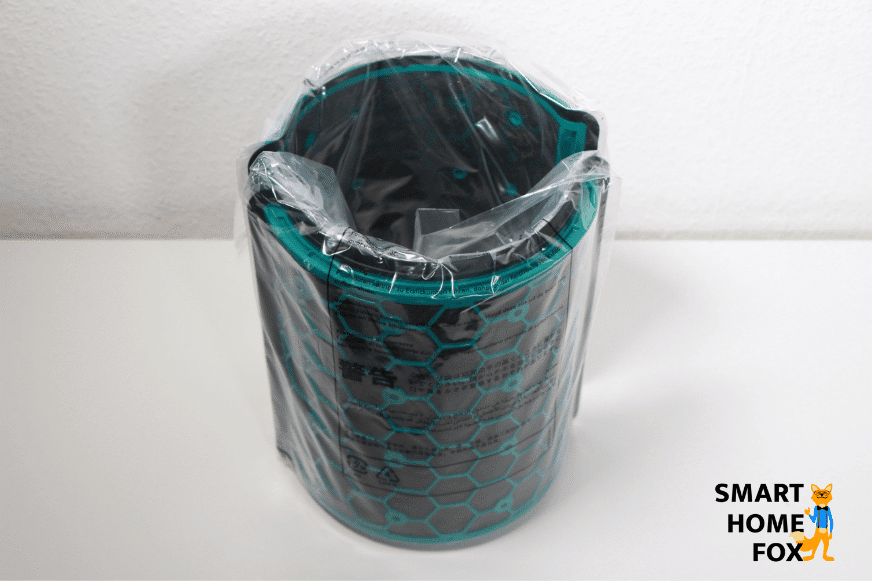 Die Aktivkohlefilter von dem Dyson Pure Cool TP04 Luftreiniger sind in Schutzfolie versiegelt und stehen auf dem Tisch